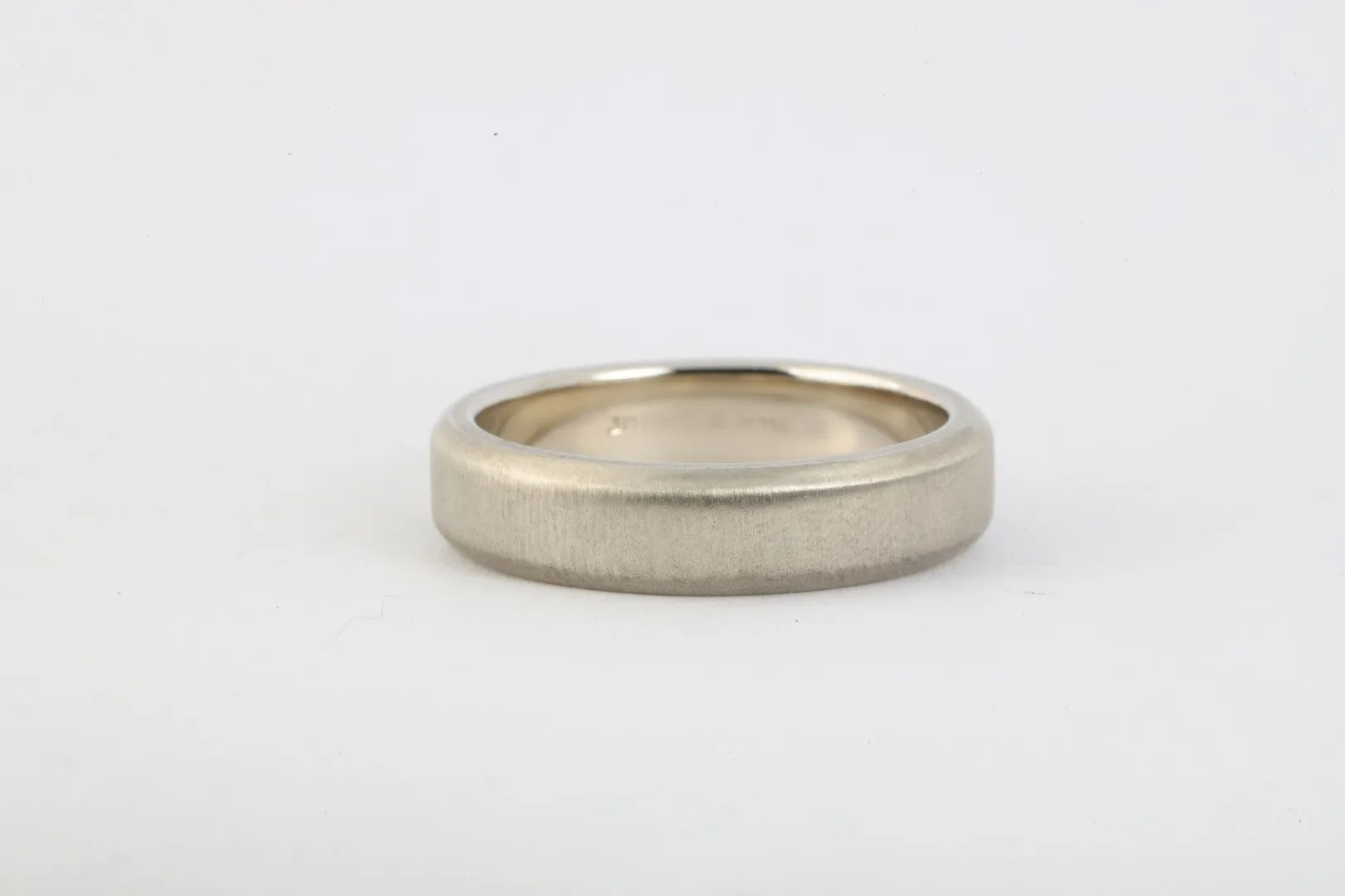 14k White Gold Ring Band Size 7.5 (6.43g.)